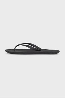 Men's black rubber flip flops