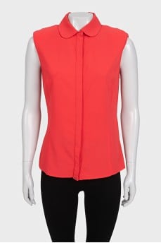 Red straight-cut sleeveless blouse