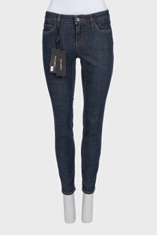 Skinny jeans decorated with a patch and tag