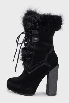 Suede ankle boots insulated with fur