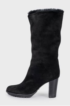 Insulated black suede boots with heels