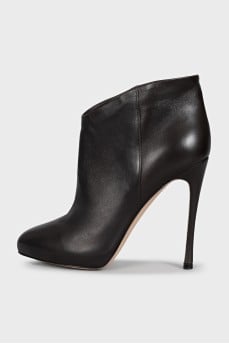 Cropped ankle boots with leather heels