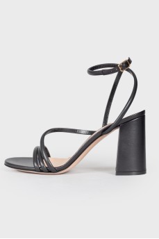 Solid heeled sandals with a tag