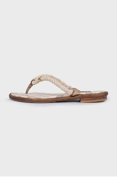 Beige leather flip-flops with a print