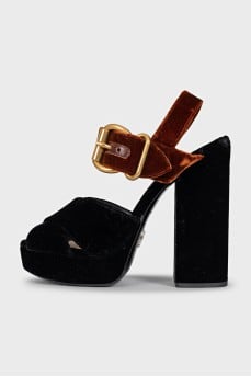 Black velvet sandals with a brown strap heel
