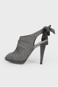Sandals with a bow on the heel