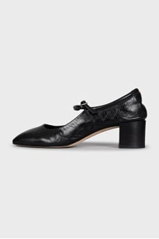 Black leather mid-heeled shoes