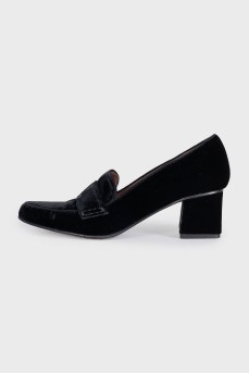 Black velvet pointed toe shoes