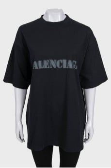 Black loose-fitting t-shirt with logo print