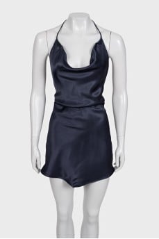 Fitted dress with ties and an open back