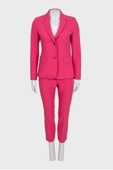 A suit consisting of a fitted jacket and cropped trousers