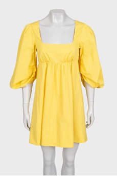 Fitted yellow dress with long sleeves