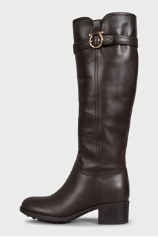 Brown leather boots with zipper