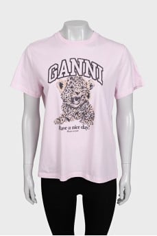 Pink straight-cut t-shirt with a print