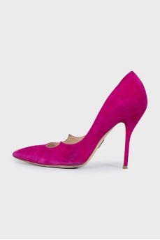 Suede pumps with a shaped cutout