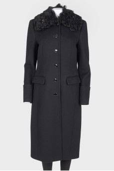 A woolen coat with a fur collar and brooch
