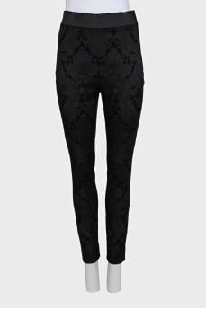 Tapered trousers with a pattern and tag