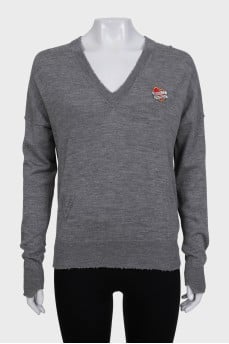 Gray wool jumper with a patch