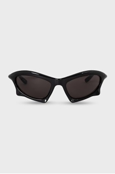 Black oval sunglasses with shaped frames