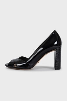 Patent leather shoes with embossed heels