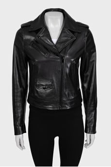 Fitted leather jacket with a zipper