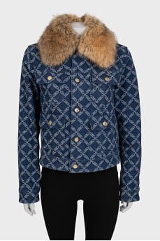 Straight-cut jacket with a detachable collar