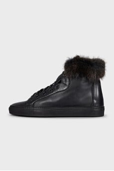 Insulated black sneakers