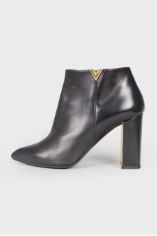 Pointed toecap ankle boots with brand logo