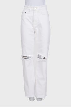 White straight-leg jeans with a ripped effect