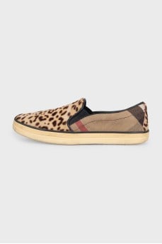 Slip-ons made of textile and long-haired leather