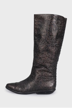 Leather boots with embossed print