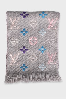 Gray scarf with multicolored monogram