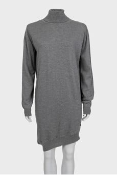 Gray dress with a collar and a slit at the back