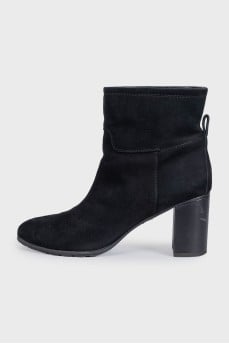 Suede ankle boots with heels and no fastening