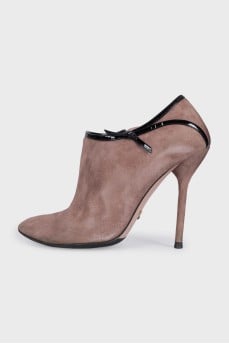 Замшеві ботильйони з лаковою обробкою на шпильці