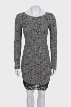 Fitted midi dress decorated with lace