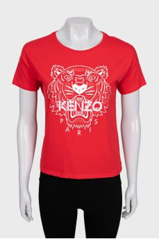 Red straight t-shirt with branded print