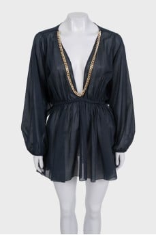 Fitted dress decorated with chain