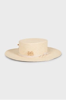 Straw hat with a gold chain