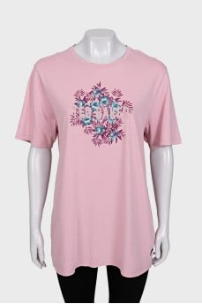Pink loose-fitting t-shirt with a signature print
