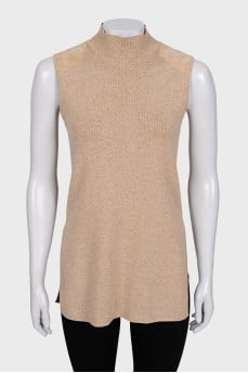 Straight cut top with a high neck