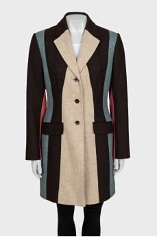 Fitted coat with buttons