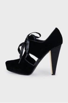 Black velvet lace-up shoes