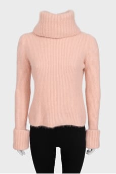 Fitted sweater with a voluminous collar