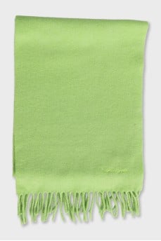 Green wool scarf decorated with fringe