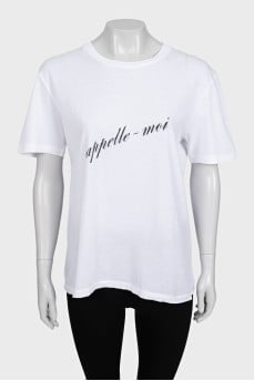 White straight-cut T-shirt with inscription