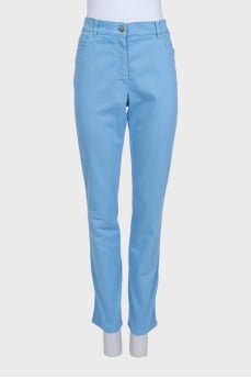 High-waisted blue jeans with a gold button