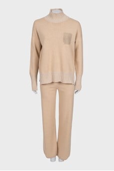 Beige straight-cut suit consisting of a sweater and trousers