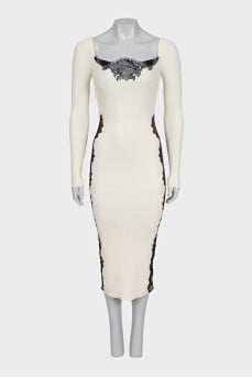 Fitted dress with lace-embellished sleeves