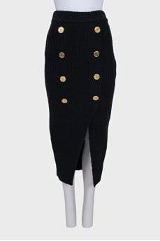 Skirt with a slit decorated with gold buttons